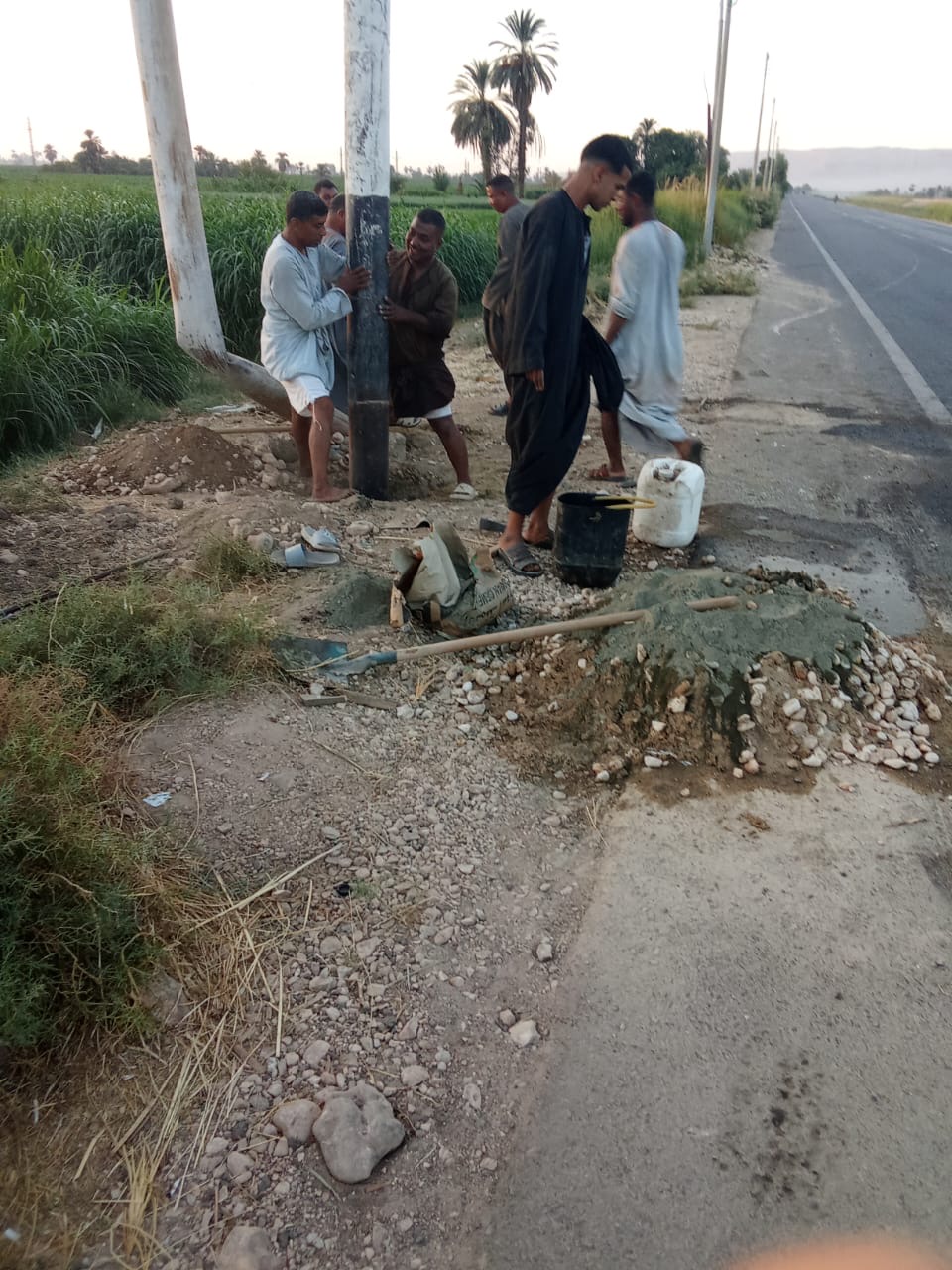 صيانة عمود مائل على الطريق السريع