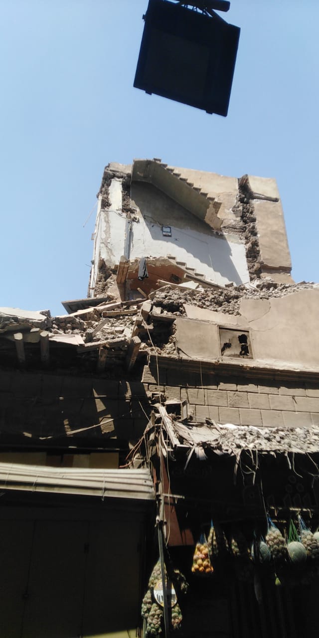 انهيار جزئي لعقار قديم خالٍ