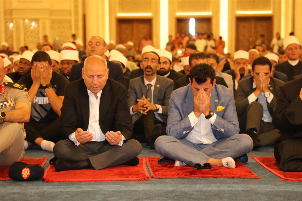 وزيرا الرياضة والأوقاف ومحافظ القاهرة يؤدون صلاة الجمعة 