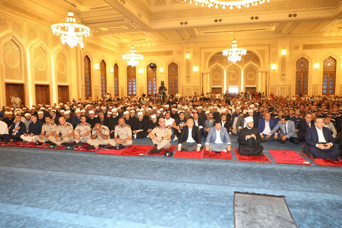 وزيرا الرياضة والأوقاف ومحافظ القاهرة يؤدون صلاة الجمعة 