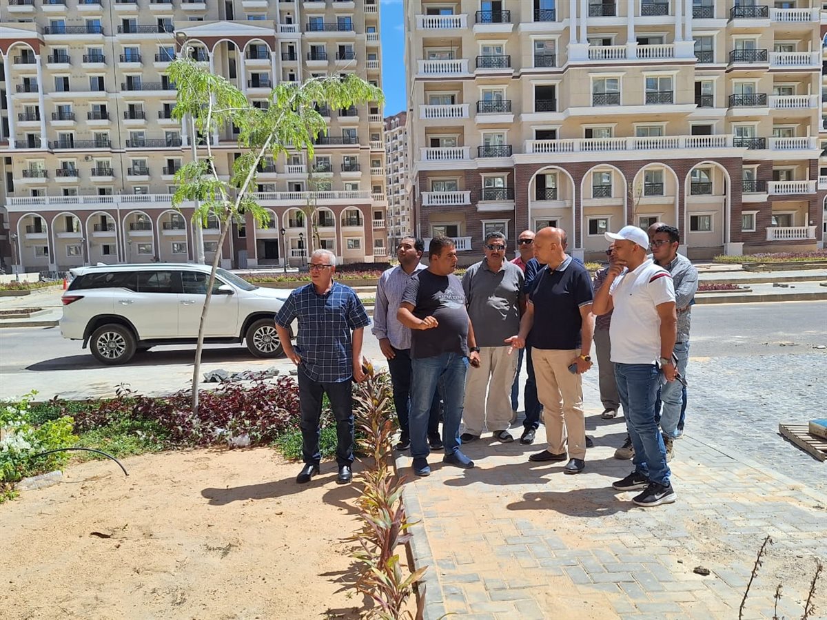مسؤولو الإسكان في زيارة لمنطقة صواري