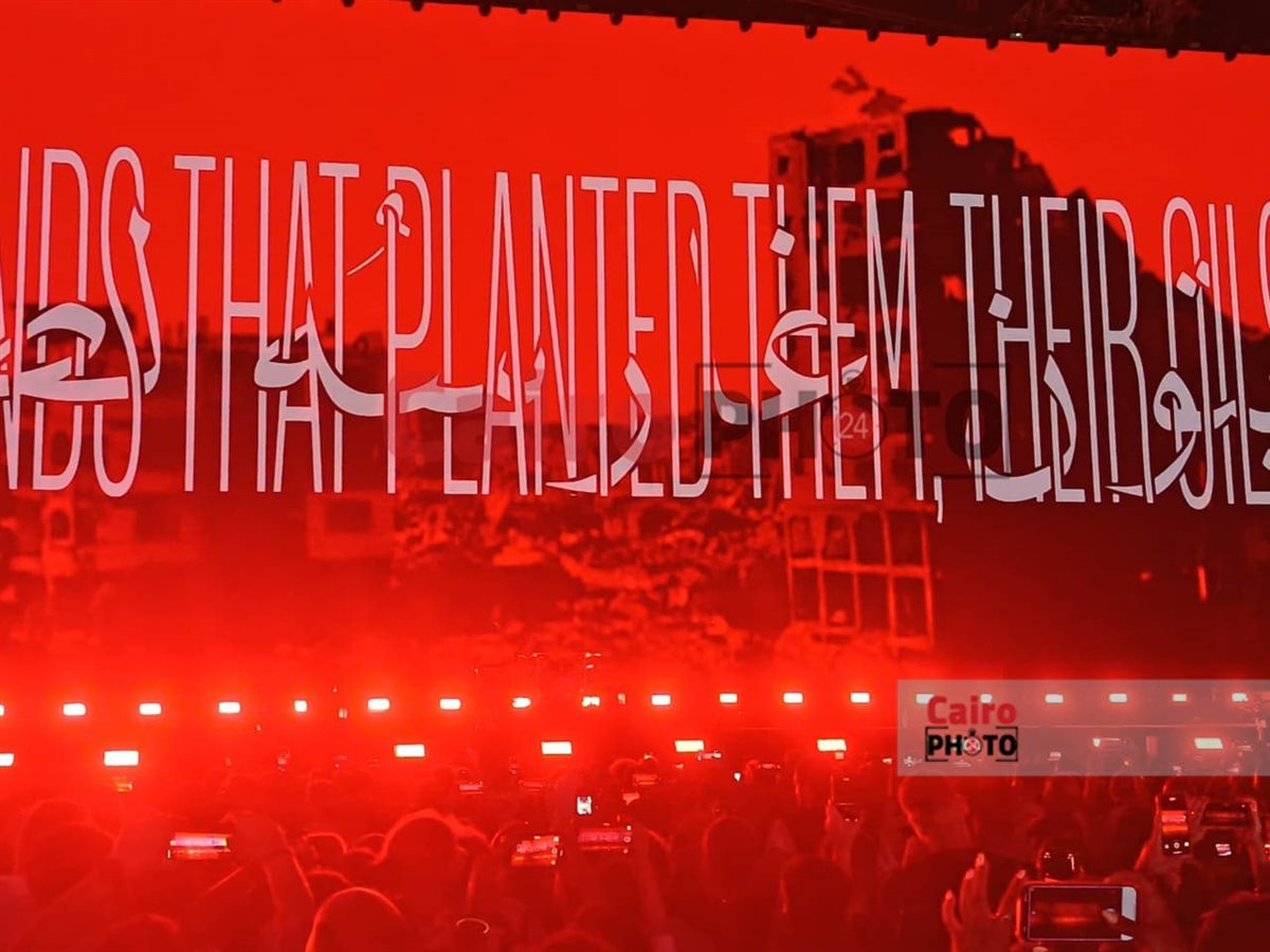 <strong>فرقة كايروكي تعرض صور لشهداء غزة في حفلها بمهرجان العلمين</strong>