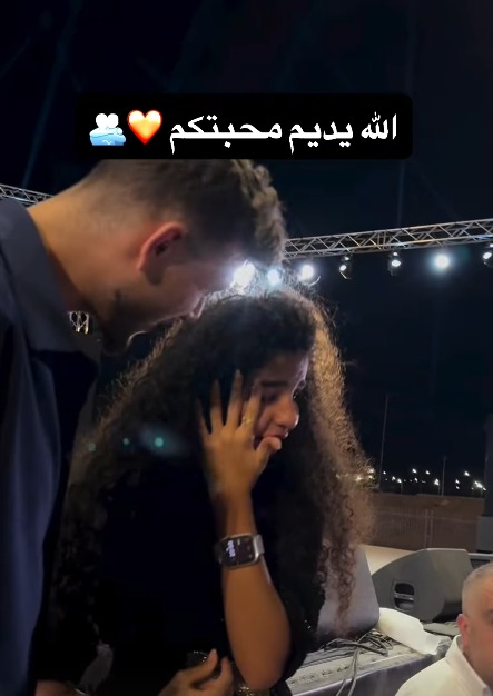 في إحدى حفلاته.. الشامي يحتضن إحدى معجباته بعد انهيارها بالبكاء تأثّرًا بأغانيه