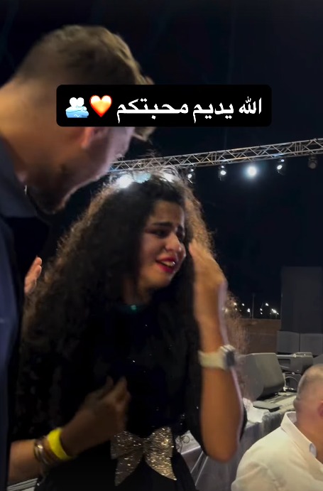 في إحدى حفلاته.. الشامي يحتضن إحدى معجباته بعد انهيارها بالبكاء تأثّرًا بأغانيه