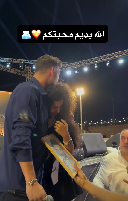 في إحدى حفلاته.. الشامي يحتضن إحدى معجباته بعد انهيارها بالبكاء تأثّرًا بأغانيه