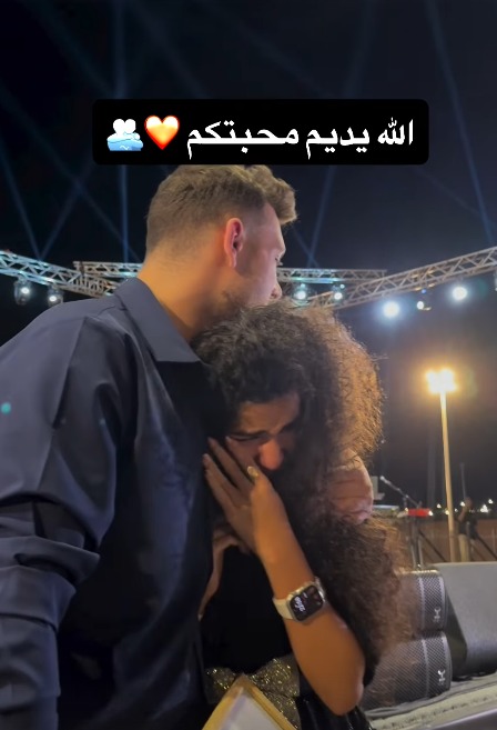 في إحدى حفلاته.. الشامي يحتضن إحدى معجباته بعد انهيارها بالبكاء تأثّرًا بأغانيه