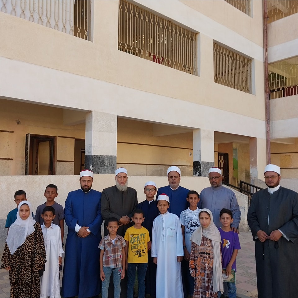 كأنه عيد.. الصغار يتألقون بالزي الأزهري في اليوم العالمي لسرد القرآن كاملا في جلسة واحدة