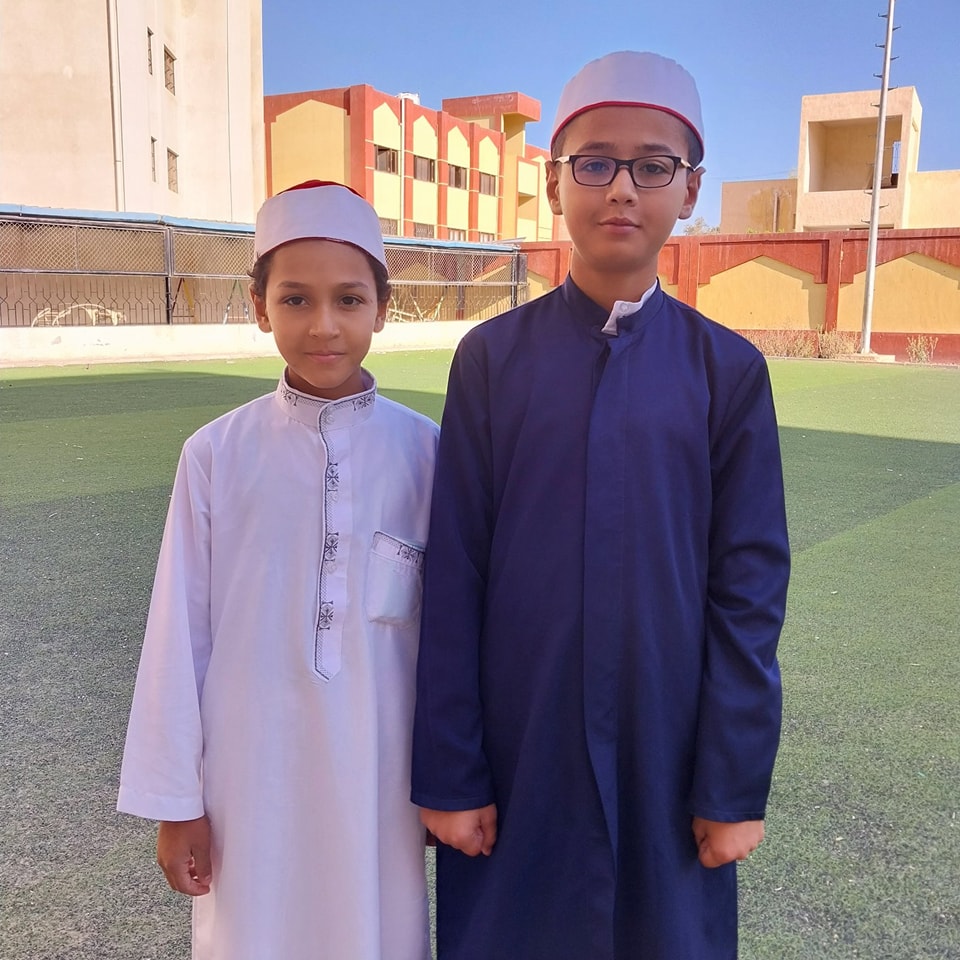 كأنه عيد.. الصغار يتألقون بالزي الأزهري في اليوم العالمي لسرد القرآن كاملا في جلسة واحدة