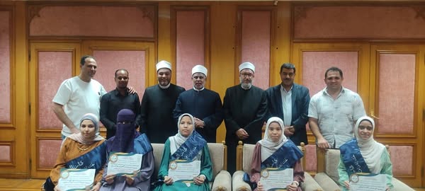 اليوم العالمي للسرد.. ننشر صور أول من ختمن القرآن الكريم كاملا في جلسة واحدة من الفاتحة إلى الناس<br> 