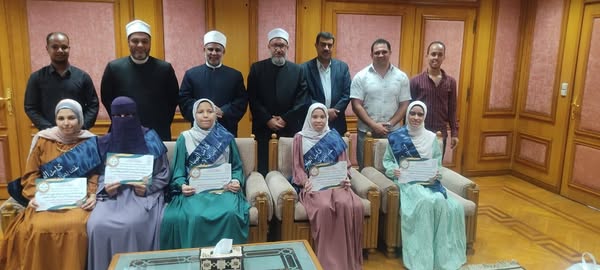 اليوم العالمي للسرد.. ننشر صور أول من ختمن القرآن الكريم كاملا في جلسة واحدة من الفاتحة إلى الناس<br> 