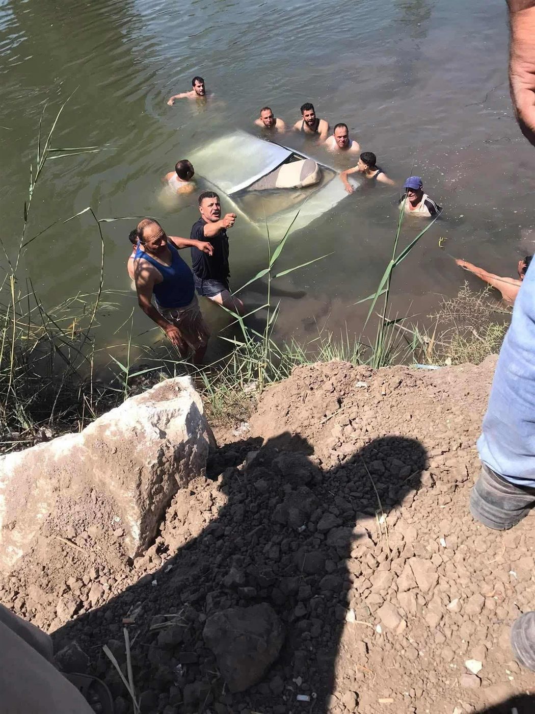 أثناء إستخراجهم من السيارة