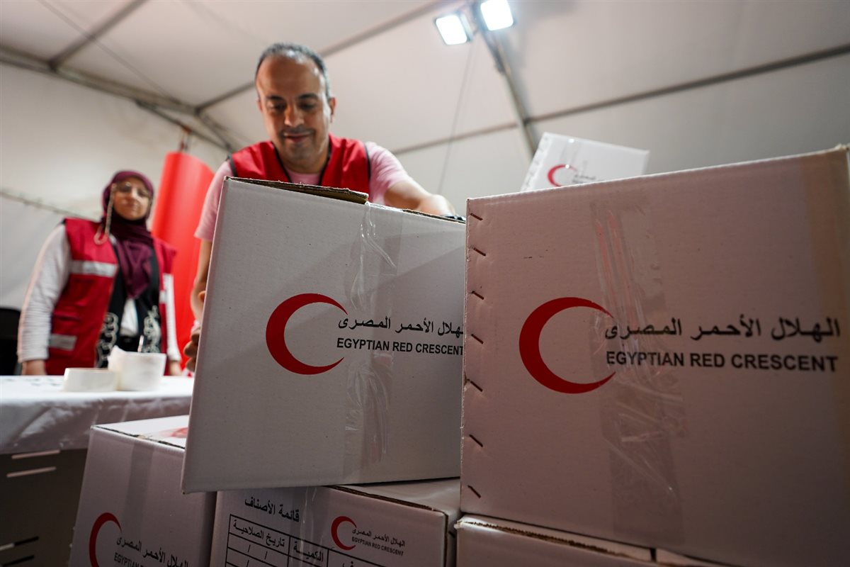 موظفو فودافون مصر يشاركون متطوعي الهلال الأحمر في تعبئة المساعدات المقدمة إلى غزة