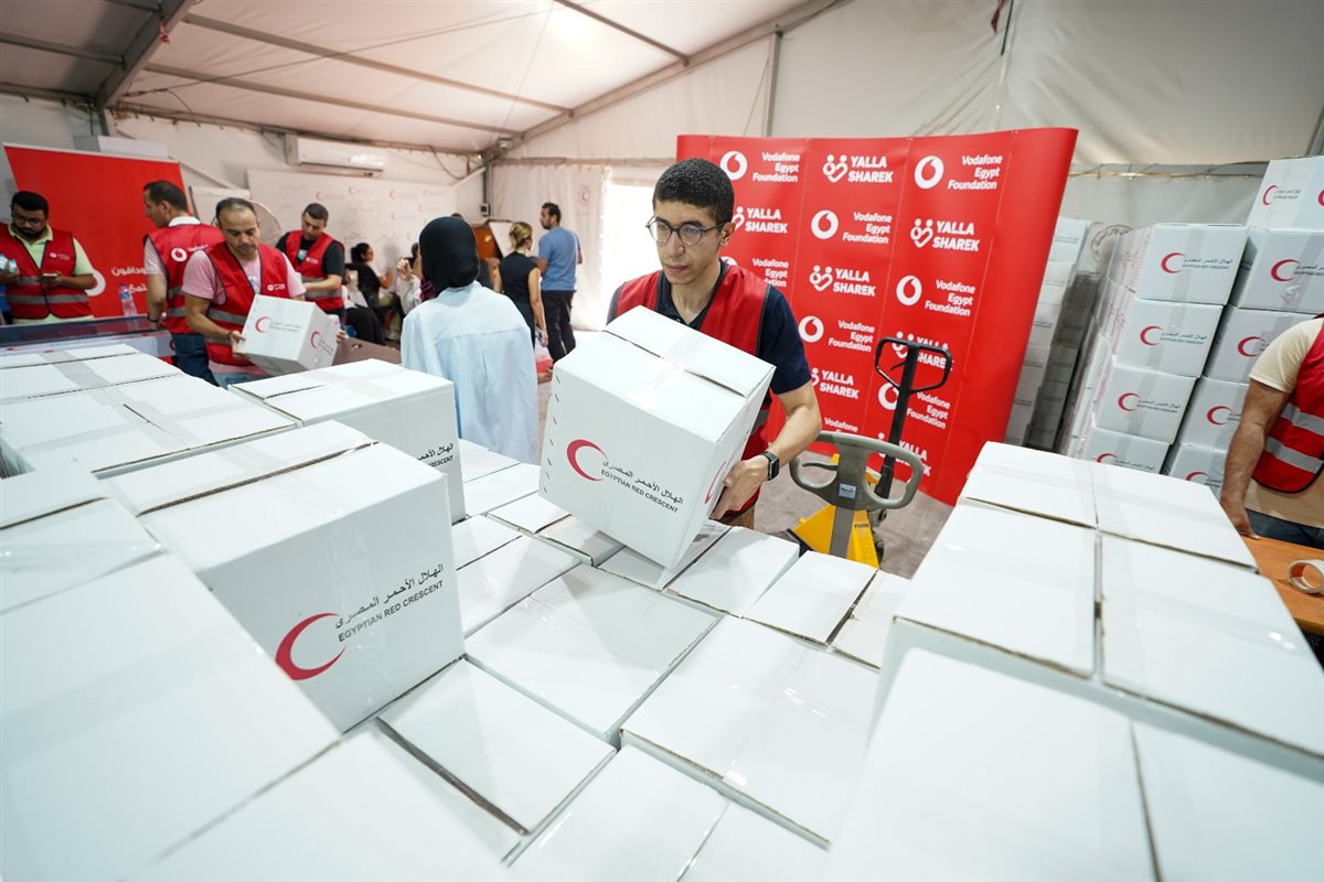 موظفو فودافون مصر يشاركون متطوعي الهلال الأحمر في تعبئة المساعدات المقدمة إلى غزة