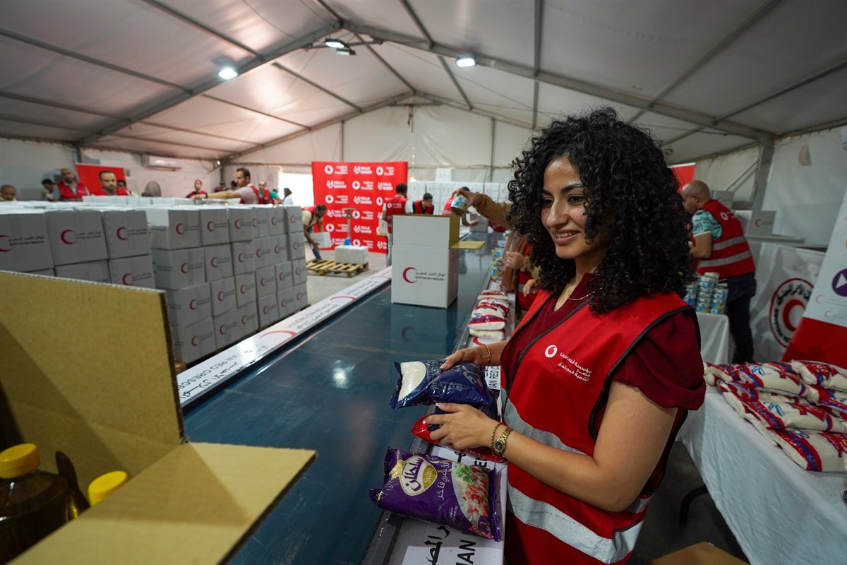 موظفو فودافون مصر يشاركون متطوعي الهلال الأحمر في تعبئة المساعدات المقدمة إلى غزة