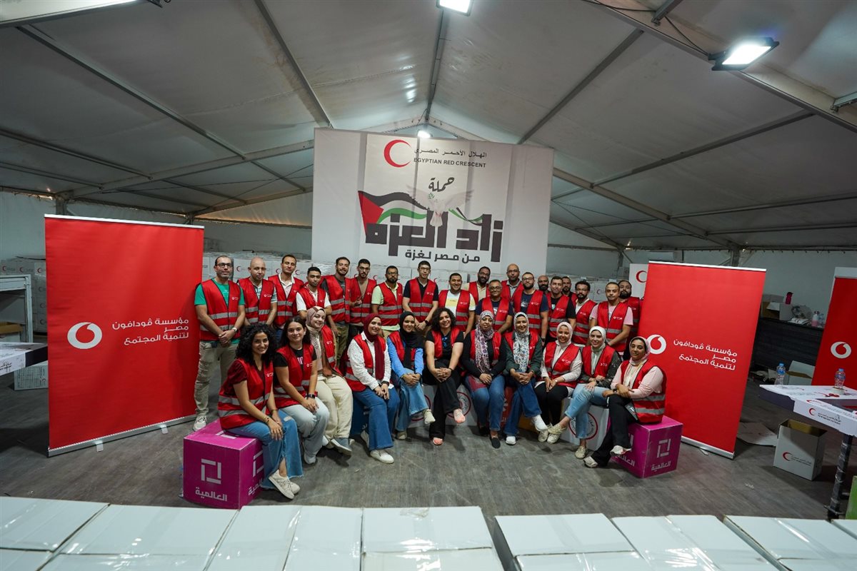 موظفو فودافون مصر يشاركون متطوعي الهلال الأحمر في تعبئة المساعدات المقدمة إلى غزة
