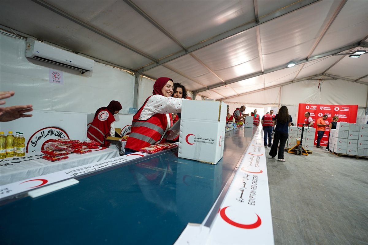 موظفو فودافون مصر يشاركون متطوعي الهلال الأحمر في تعبئة المساعدات المقدمة إلى غزة