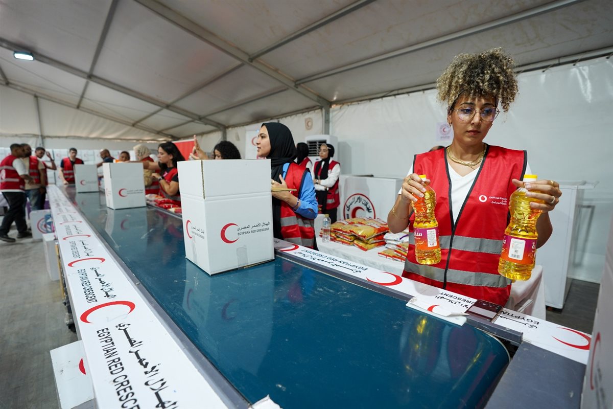 موظفو فودافون مصر يشاركون متطوعي الهلال الأحمر في تعبئة المساعدات المقدمة إلى غزة