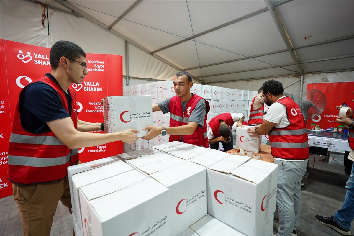 موظفو فودافون مصر يشاركون متطوعي الهلال الأحمر في تعبئة المساعدات المقدمة إلى غزة