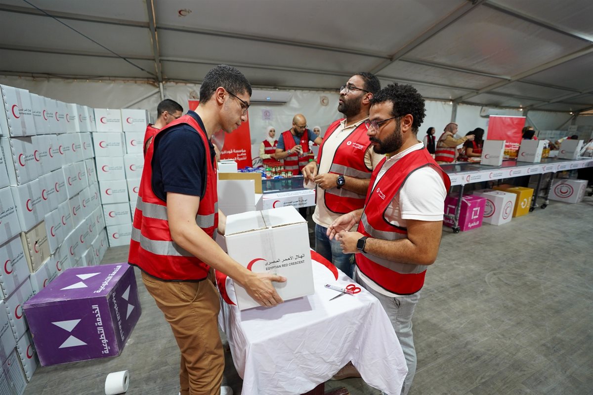 موظفو فودافون مصر يشاركون متطوعي الهلال الأحمر في تعبئة المساعدات المقدمة إلى غزة