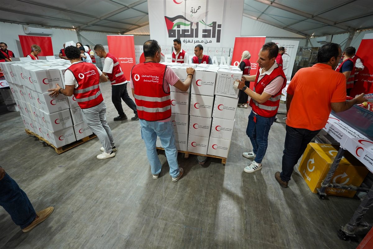 موظفو فودافون مصر يشاركون متطوعي الهلال الأحمر في تعبئة المساعدات المقدمة إلى غزة