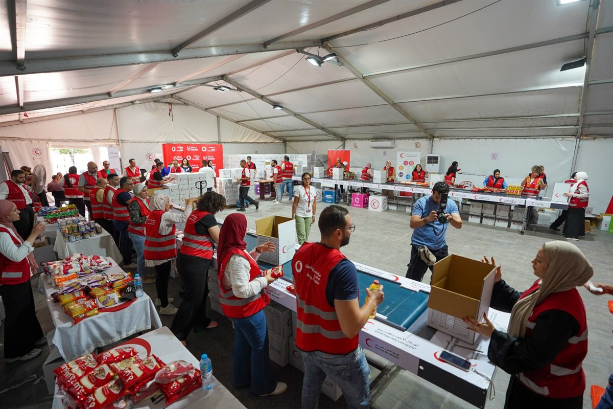 موظفو فودافون مصر يشاركون متطوعي الهلال الأحمر في تعبئة المساعدات المقدمة إلى غزة