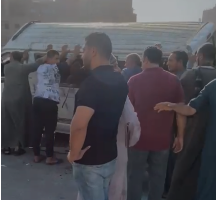 تصادم سيارة ميكروباص بالرصيف أعلي الطريق الدائري اتجاه المريوطية