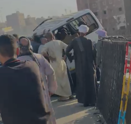 تصادم سيارة ميكروباص بالرصيف أعلي الطريق الدائري اتجاه المريوطية