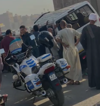 تصادم سيارة ميكروباص بالرصيف أعلي الطريق الدائري اتجاه المريوطية