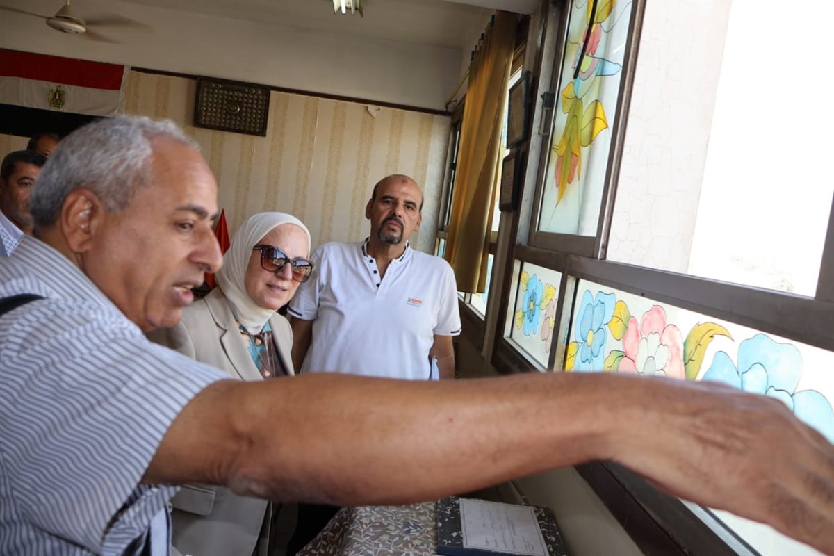 مديرة تعليم القاهرة تعاين المساحات الفراغية بمدرسة السيدة نفيسة للتكنولوجيا التطبيقية وكيفية الاستغلال الأمثل لها