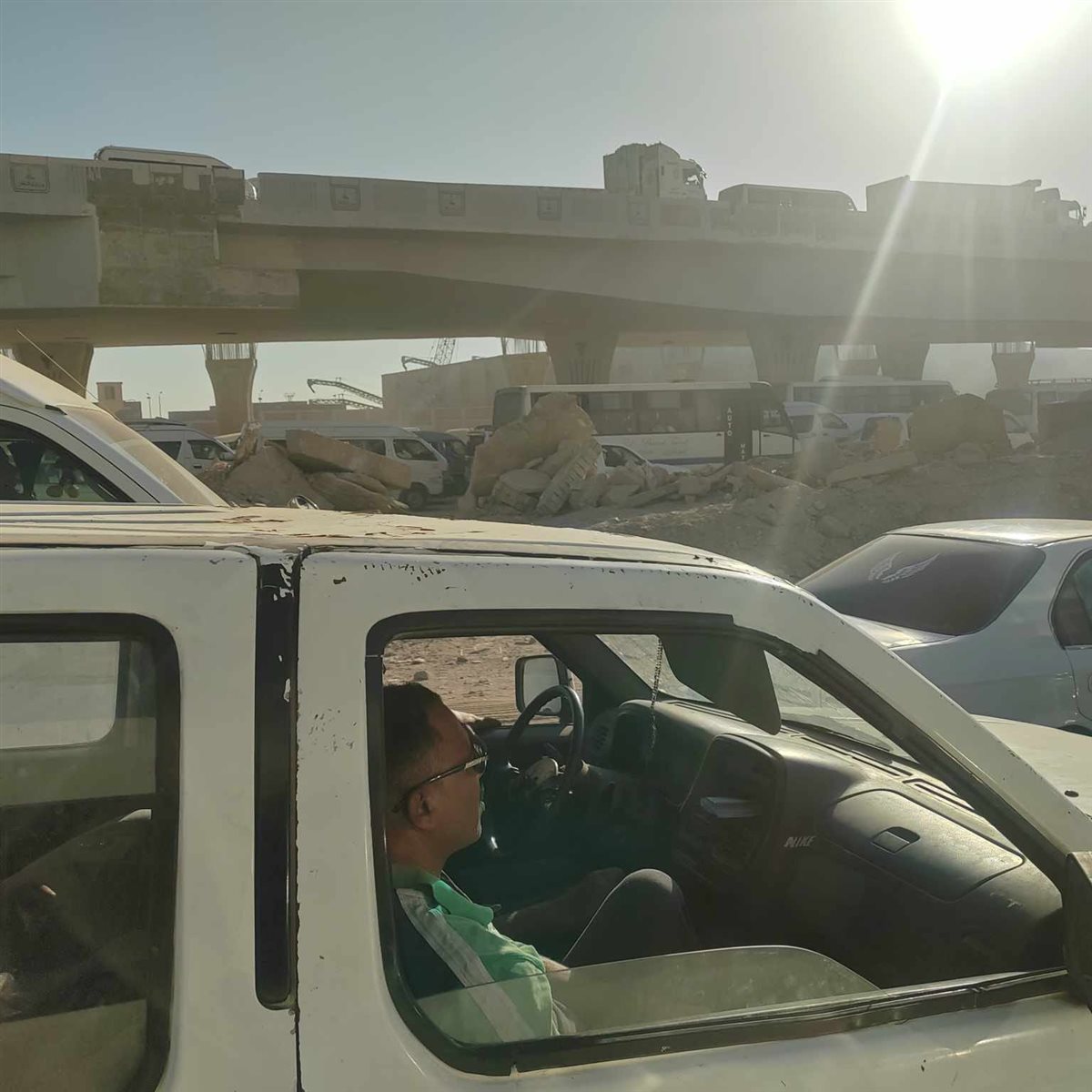 توقف الحركة المرورية بطريق السويس العين السخنة بسبب أعمال صيانة بمنطقة الأدبية