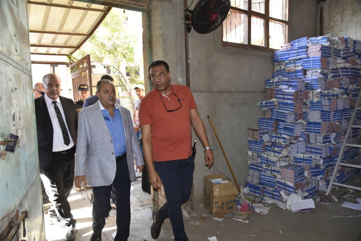 محافظ بورسعيد خلال جولته 