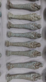 القبض علي تاجر أدوات منزلية بحوزته  577 قطعة أثرية من العصور القديمة بالمنيا