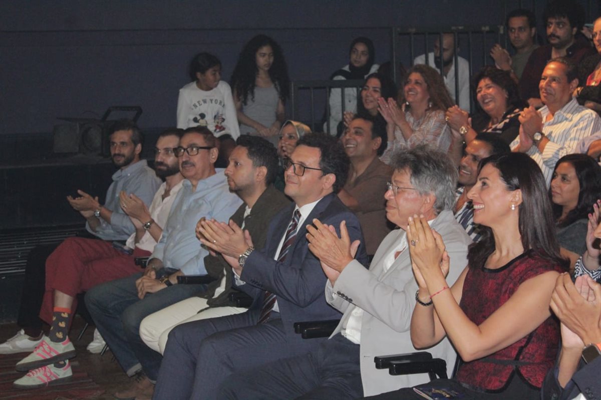 وزير الثقافة مع أبطال العرض