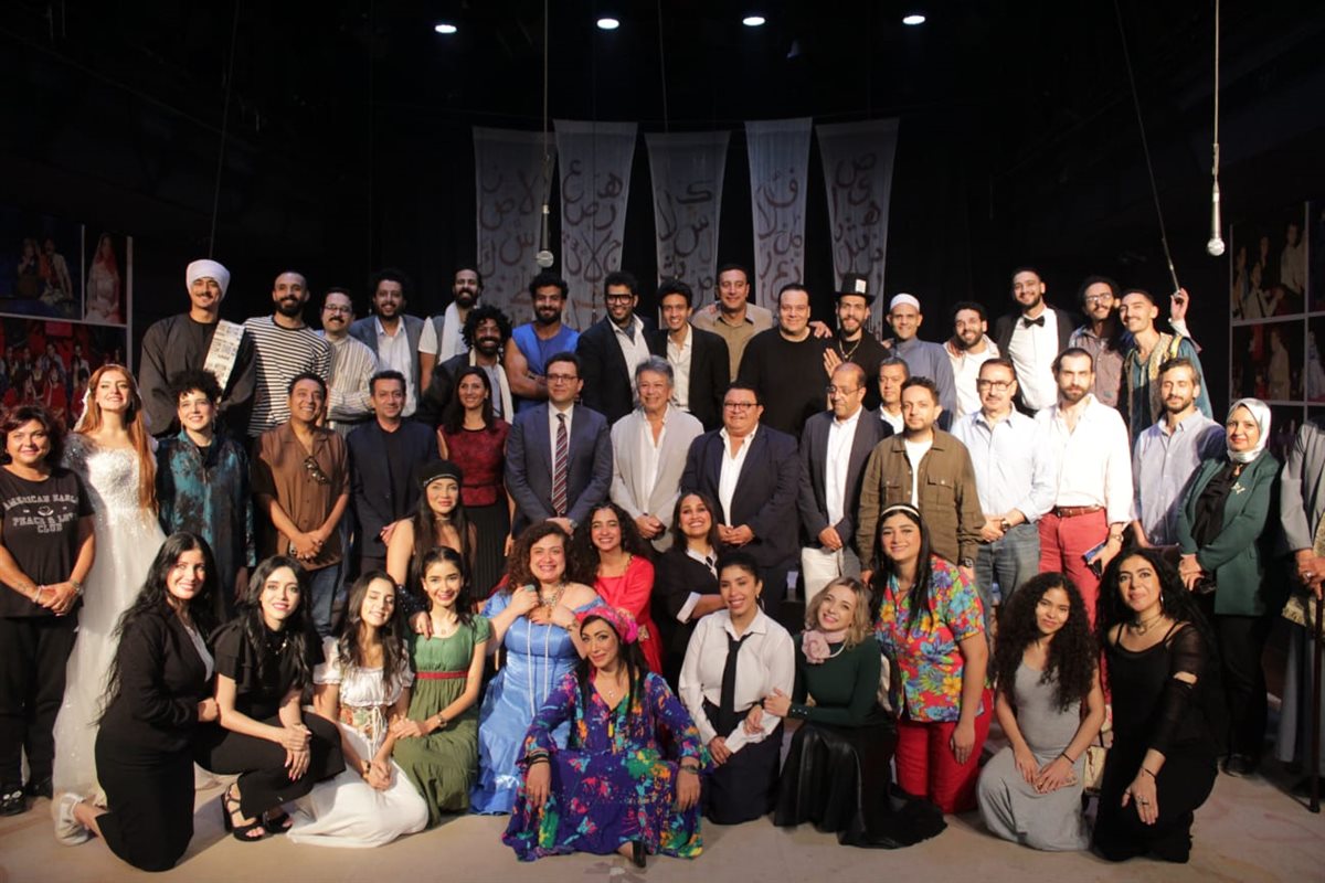 وزير الثقافة مع أبطال العرض