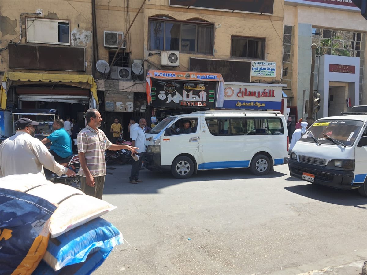 إدارة مواقف الأقصر تتابع خطوط سير السيرفيس 