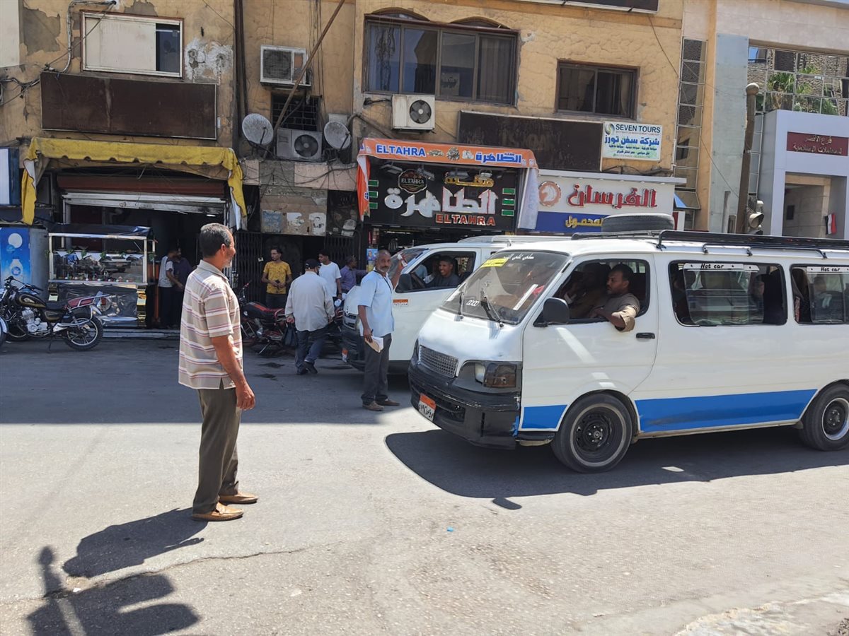 إدارة مواقف الأقصر تتابع خطوط سير السيرفيس 