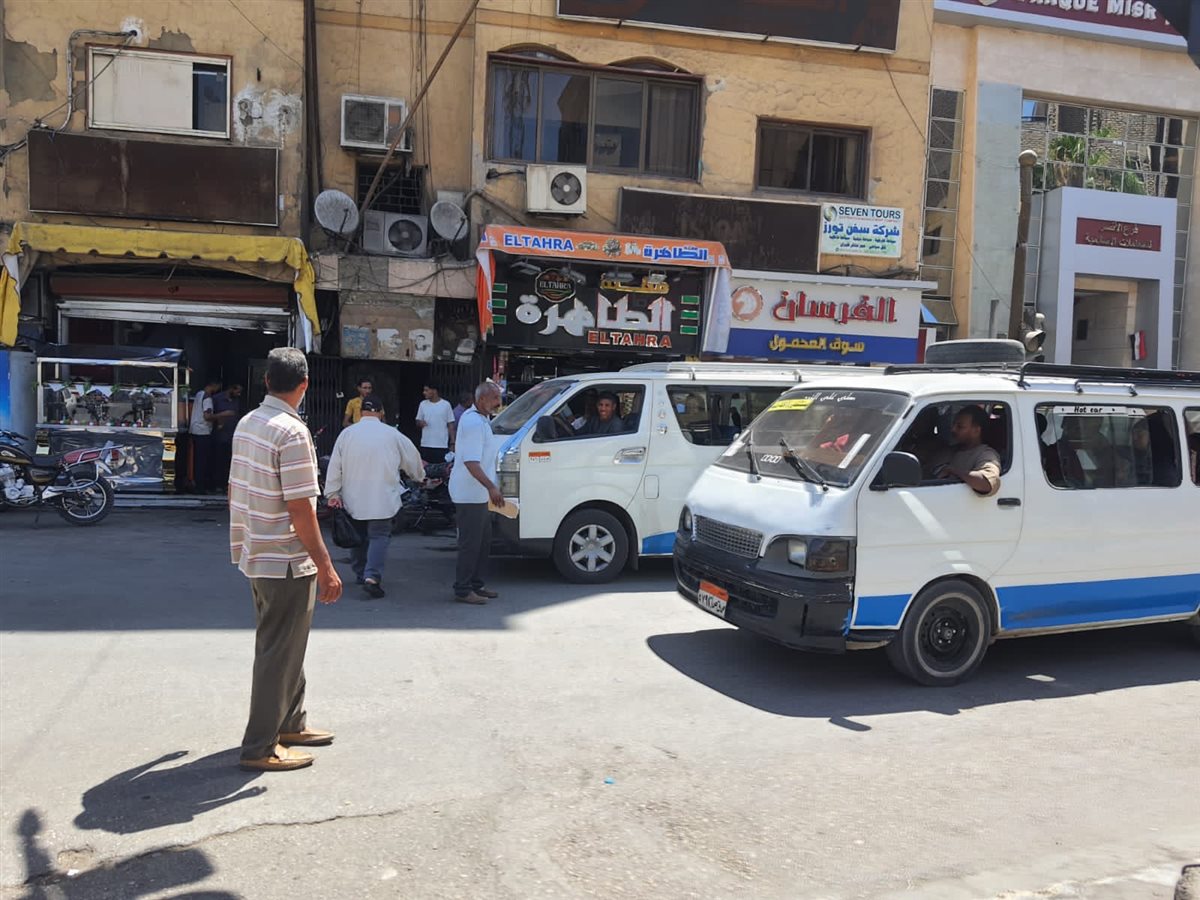 إدارة مواقف الأقصر تتابع خطوط سير السيرفيس 