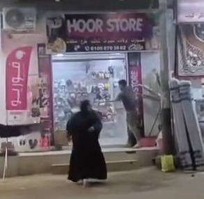 القبض على شاب هشم زجاج محل أحذية