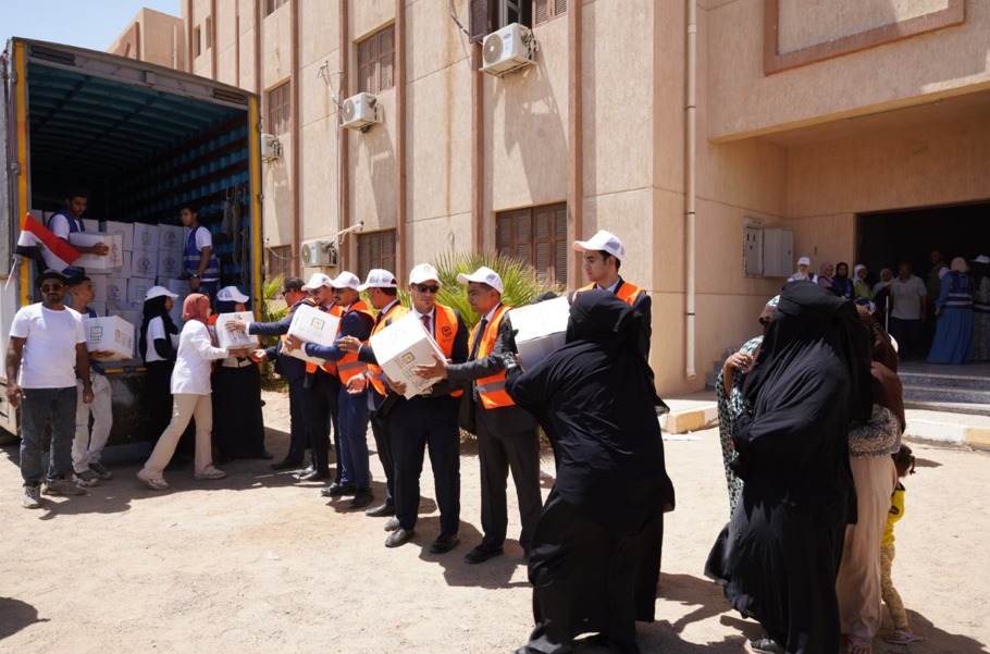 توزيع 20 ألف كرتونة مواد غذائية للأسر الأولى بالرعاية بحلايب وشلاتين وأبورماد