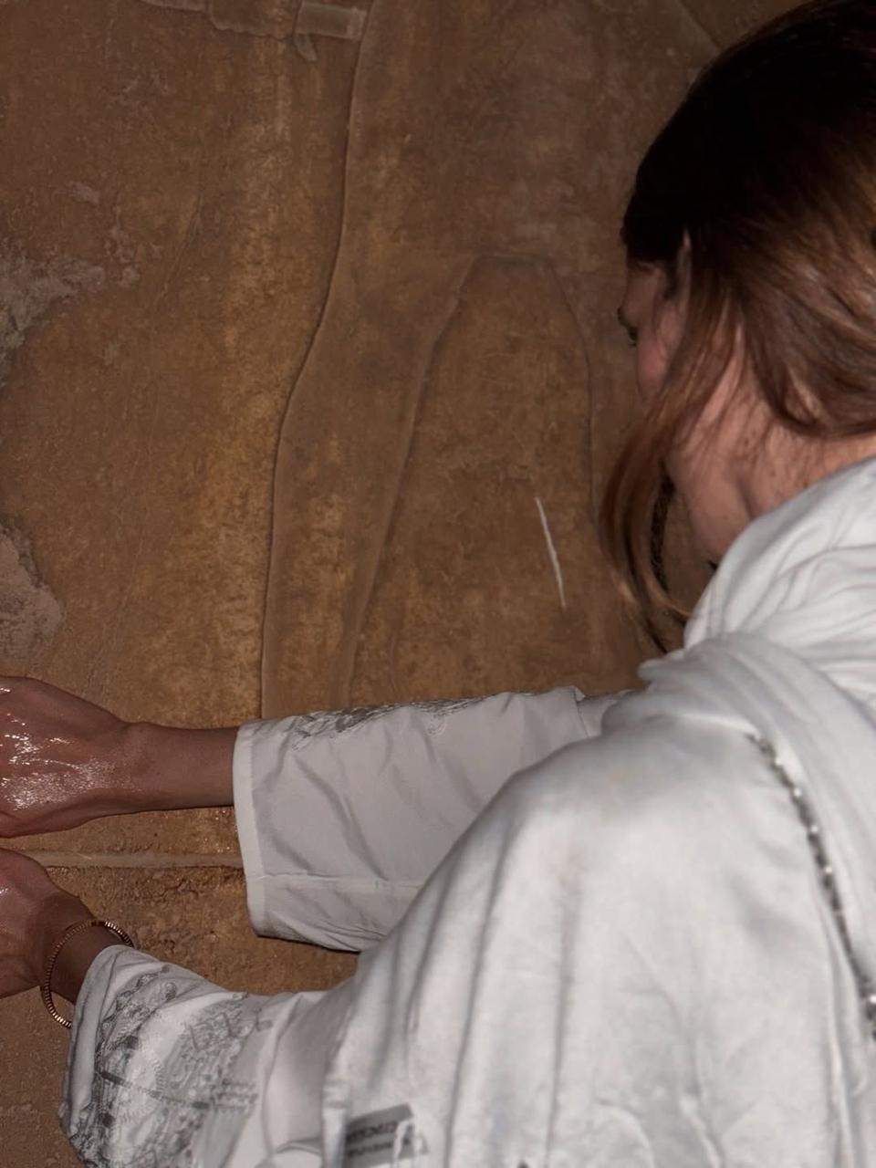 سائحة تلطيخ جدران مقبرة بتاح شبسس بالزيت