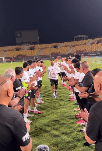 ممر شرفي من منتخب مصر لمحمد صلاح أفضل لاعب في إنجلترا