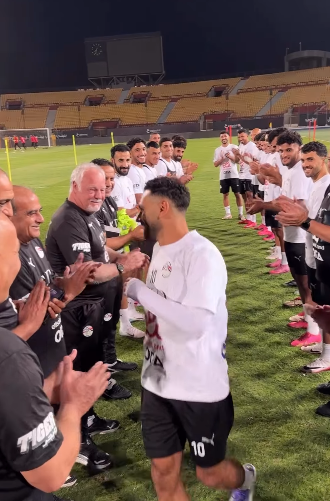 ممر شرفي من منتخب مصر لمحمد صلاح أفضل لاعب في إنجلترا