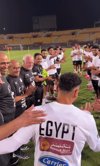 ممر شرفي من منتخب مصر لمحمد صلاح أفضل لاعب في إنجلترا