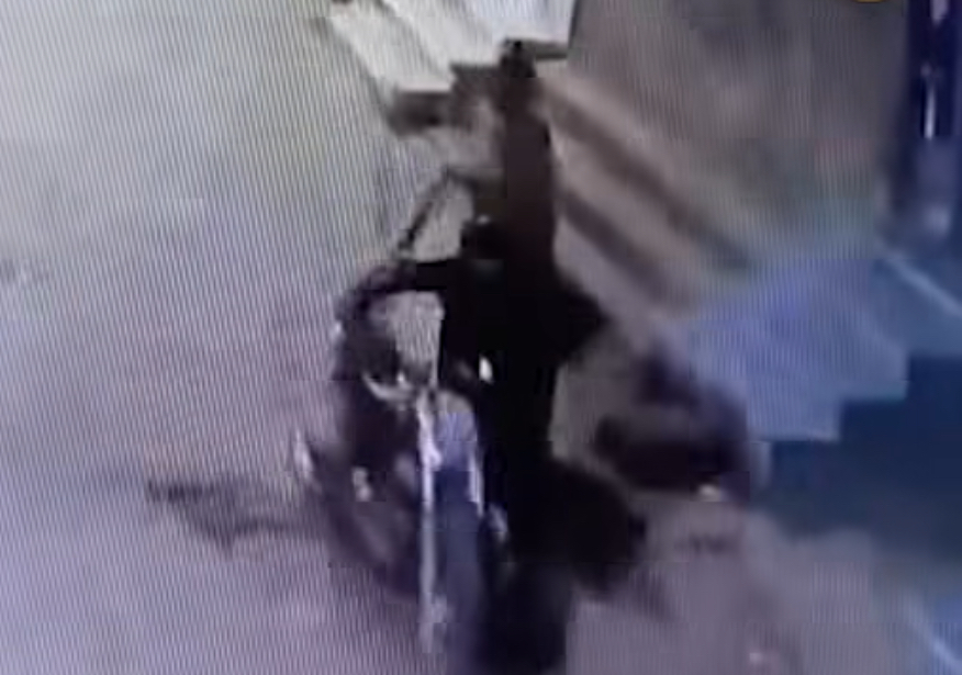 سرقة موتسكل بالسلاح 