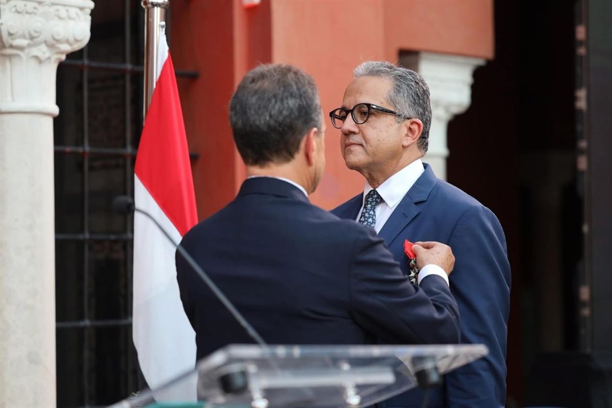 الدكتور خالد العناني يحصل على وسام جوقة الشرف الفرنسي