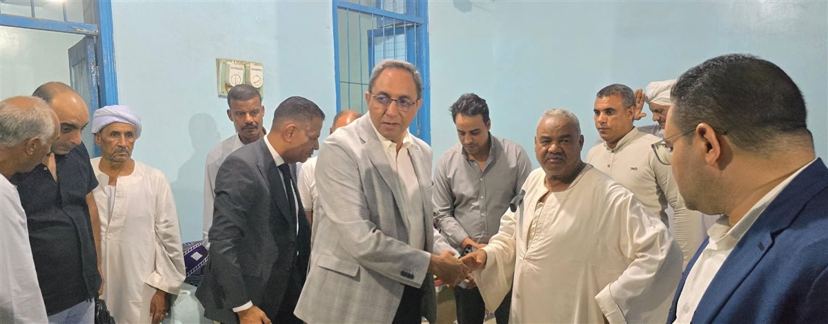 محافظ قنا يقدم واجب العزاء