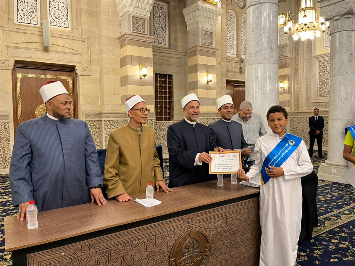 الأوقاف تكرم 200 طفل متسابق في حفظ القرآن بمسجد السيدة زينب