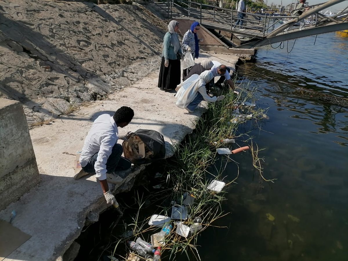 تنظيف النيل بالأقصر 