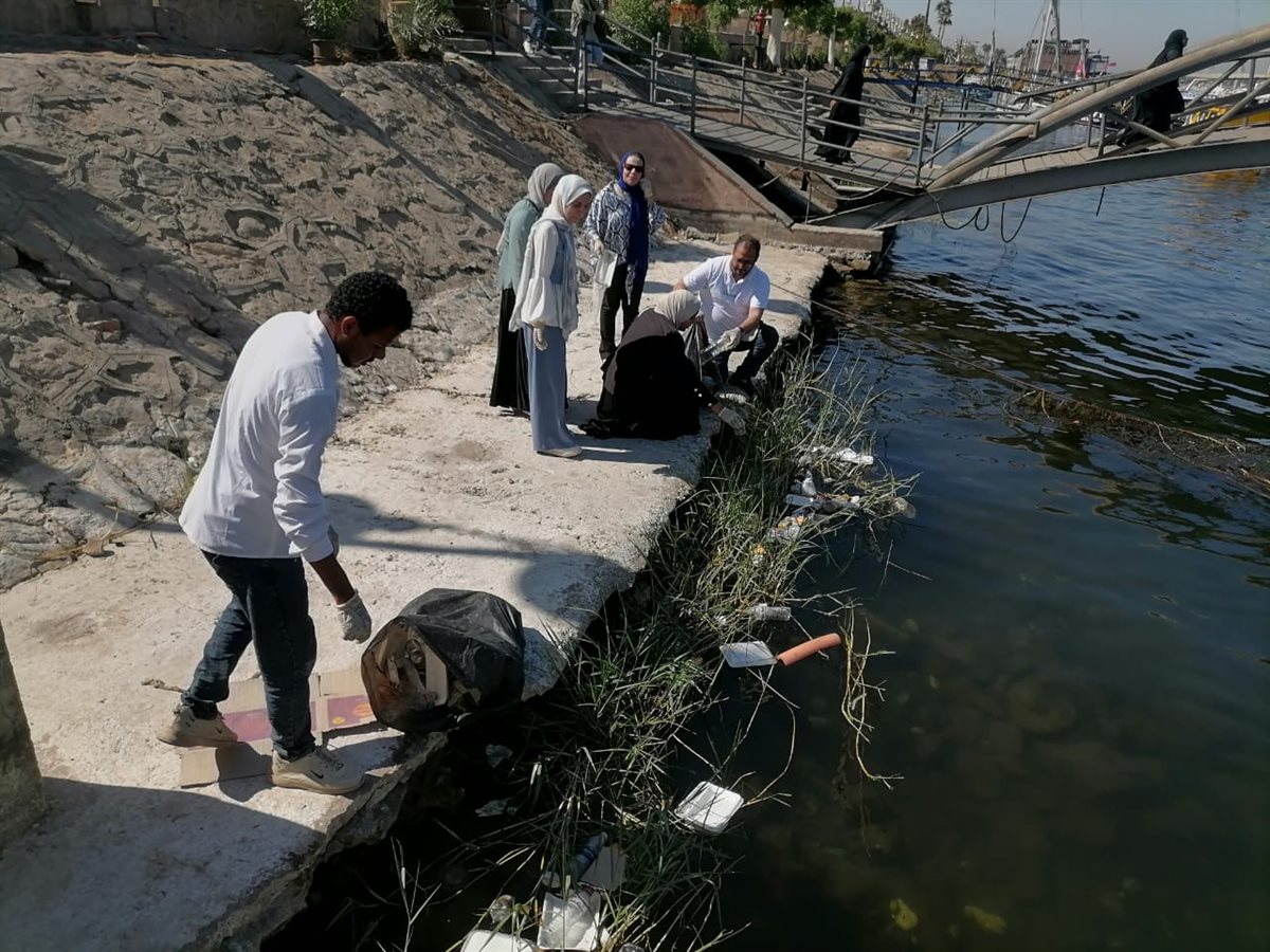 تنظيف النيل بالأقصر 