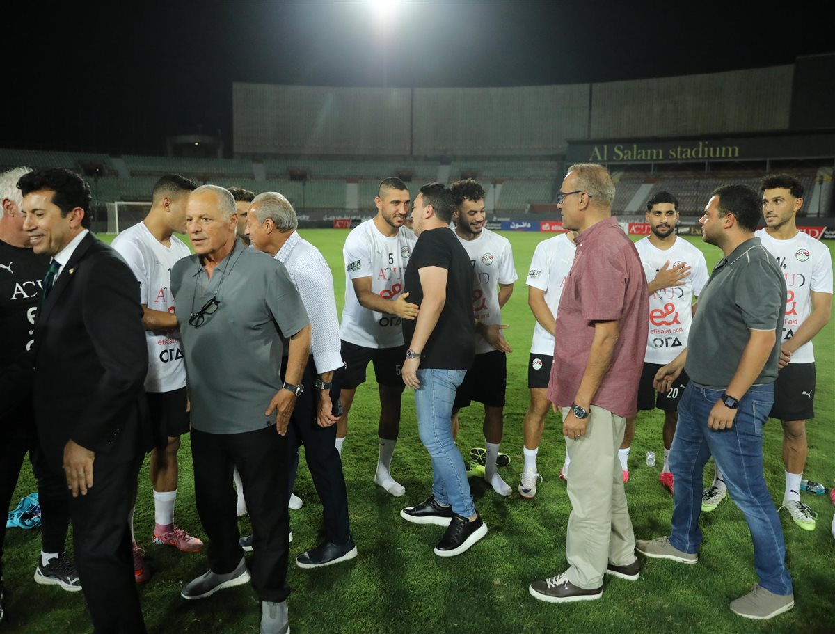زيارة أبو زهرة ومجلس اتحاد الكرة لمران منتخب مصر (2)